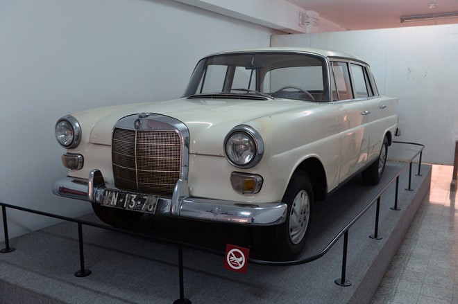 Xe Mercedes Benz 200 W110 của Đức được sản xuất vào thập kỷ 1960 là một trong những chiếc xe mà Tổng thống Nguyễn Văn Thiệu đã sử dụng. Đây là chiến lợi phẩm của Trung đoàn 48, Sư đoàn 390, Quân đoàn 1 quân Giải phóng đi đánh vào căn cứ Bộ tổng tham mưu quân đội Việt Nam Cộng hòa lúc 9h10 ngày 30/4/1975.