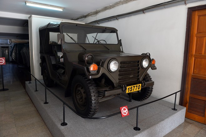 Chiếc xe Jeep M152A2, đây là phiên bản của chiếc Jeep đã đưa Tổng thống Dương Văn Minh sang Đài phát thanh Sài Gòn đọc lời tuyên bố đầu hàng vô điều kiện Chính quyền cách mạng trưa 30/4/1975.