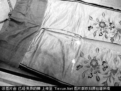 Trước kia, Trương Hiến Trung cuối thời Minh không cho phép tỳ thiếp mặc nội y phía dưới, còn nay Hán Linh Đế quả thực còn táo bạo và quái đản hơn bội phần.