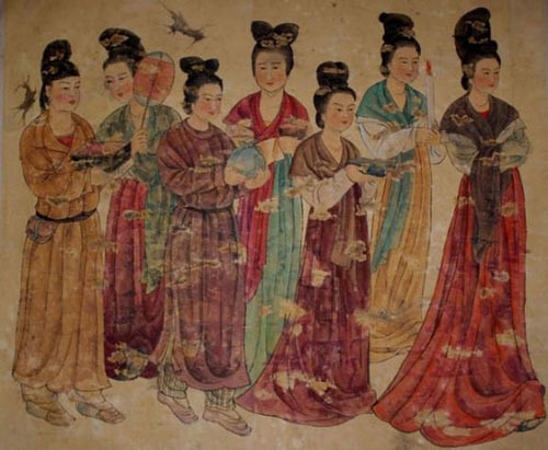 Linh Đế thậm chí còn vui chơi với nhiều phi tần ở trong cung. Nhằm “tránh nắng” mùa hè, ông hoàng cho xây dựng một “khỏa du quán” rồi tuyển chọn những ca kỹ có thân hình uyển chuyển khỏa thân vừa chèo thuyền vừa hát. Hán Linh Đế chìm chắm trong tửu sắc tại “Khỏa du quán” suốt đêm ngày.