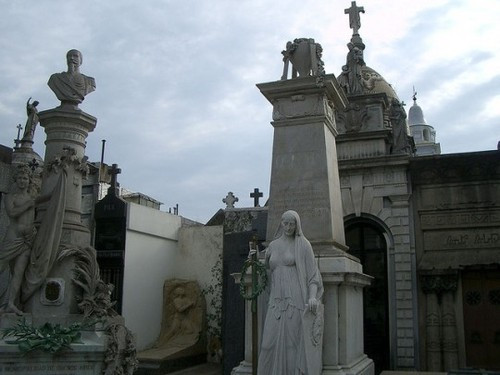 8. Buenos Aires, Argentina. Bóng ma nổi tiếng nhất của Buenos Aires là một người phụ nữ trẻ từng bị chôn sống tại nghĩa trang Recoleta. Ngoài ra, nơi đây có khá nhiều điểm đến khác từng ghi nhận là có người nhìn thấy ma như ga tàu điện ngầm A, tháp Torres del Fantasma…