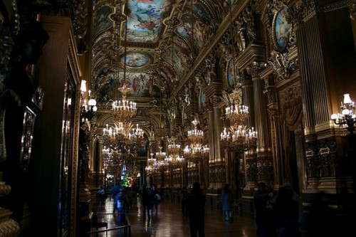 4. Paris, Pháp. Nhiều người không thể tin rằng Paris chính là một trong những thành phố bị ma ám nhiều nhất thế giới. Nổi tiếng nhất phải kể đến khu hầm mộ, giao với những đường hầm bên dưới Paris, với hàng nghìn bộ xương vô chủ được tìm thấy. Ngoài ra, một địa danh khác cũng được cho là bị ám là nhà hát Garnier, nơi từng truyền cảm hứng cho vở nhạc kịch nổi tiếng The Phantom of the Opera (Bóng ma nhà hát nhạc kịch).
