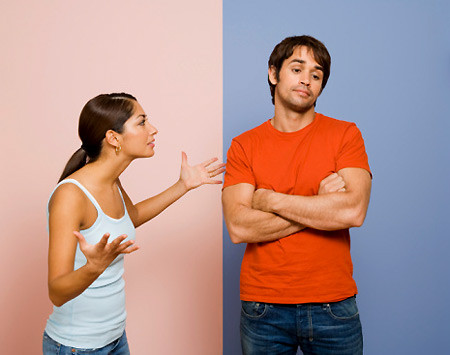 Người nào lớn lên có đầu to, tóc nhiều, mặt nhọn như mặt chuột, trán lép mà có vằn và lông mày mọc nghịch, trong thịt có ẩn nốt ruồi đen, sườn mũi thẳng mà đầu mũi quặp như mũi két là tướng người hèn, có số phá gia, không chung thủy vợ chồng.