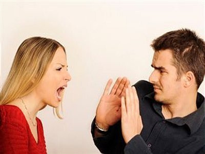 Các dấu hiệu sau đây đều bị tướng học liệt kê vào tướng người đàn ông khắc vợ con: Con trai vị thành niên có khuôn mặt đầy thịt, màu da men mét và miệng thì hẹp, trán lại vồ, ắt khi lấy vợ sẽ hà khắc, nên cuộc tình sẽ không bền bỉ, mà đời sống vật chất cũng chật vật, sinh con trai gái đều ko nhờ được, duyên nợ phải hai ba lần đổi thay đến lần cuối mới tạm ổn.