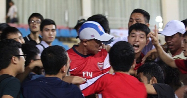 Nhưng chỉ vài phút sau, vì tranh giành chiếc mũ mà các Pháo thủ ném tặng, người hâm mộ trên khán đài sân vận động đã suýt chút nữa gây gổ, đánh nhau.