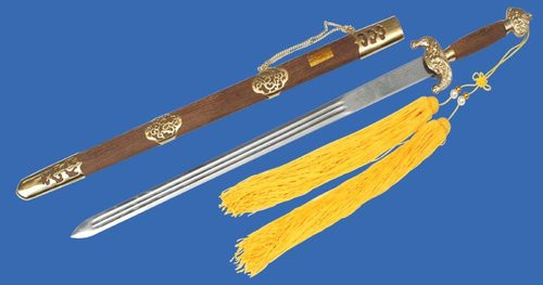 Trung Quốc cổ đại vô cùng coi trọng lễ pháp, vì kiếm do Thượng Phương làm chỉ để cho Hoàng đế dùng, cho nên loại kiếm này ngay từ lúc sản xuất đã đại diện cho hoàng quyền và đặc quyền.