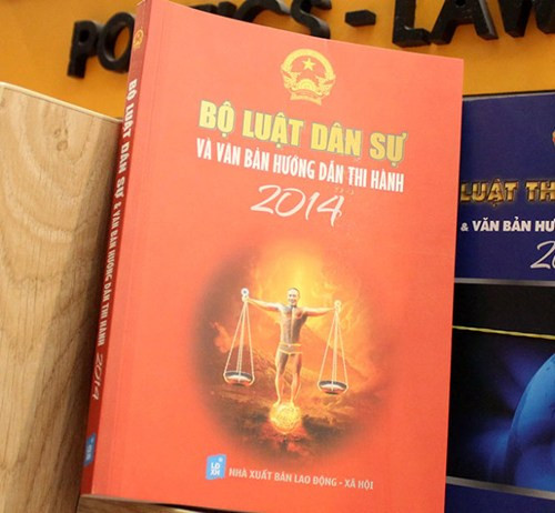 Lan truyền trên khắp các trang mạng lớn, nhỏ trong tuần qua là hình ảnh bìa cuốn sách Bộ luật Dân dự và văn bản hướng dẫn thi hành 2014 của NXB Lao động - Xã hội với hình ảnh ghép mặt diễn viên Công Lý, mặc quần lót đầy phản cảm.