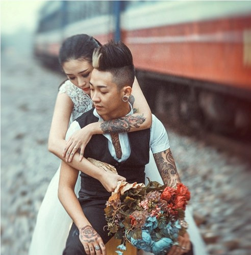 Bộ ảnh cưới khoe hình xăm khủng rất độc đáo của Nguyễn Lê Huy (1992) và Nguyễn Kiều Ngân (1994) tạo được nhiều ấn tượng với cư dân mạng và nhận lời khen không ngớt.