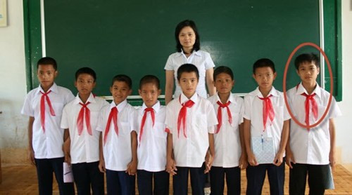 Cũng trong tuần qua, bức ảnh chụp Công Phượng cùng với một số bạn bè, cầu thủ khác trong tuyển U19 Việt Nam thời còn đi học gây sốt. Bức ảnh cho thấy Công Phượng cao to hơn các bạn được cư dân mạng chia sẻ nhiệt tình và bình phẩm không ngừng.