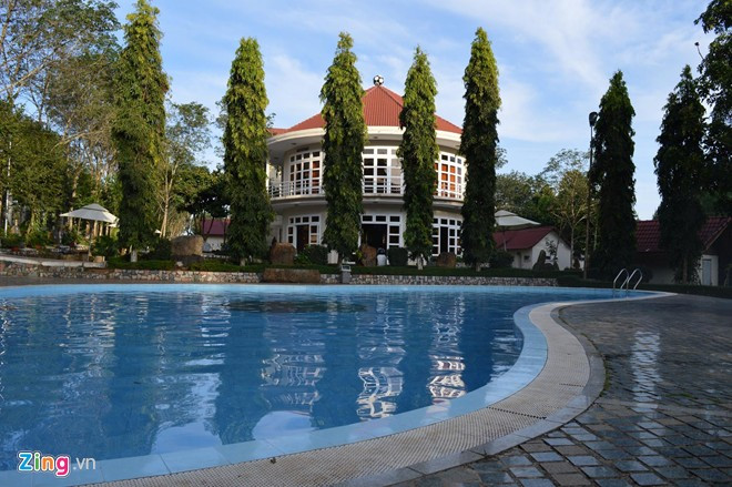 Bể bơi rộng được đặt cạnh căng-tin là địa điểm nghỉ ngơi, thư giãn của các cầu thủ sau những giờ tập luyện mệt mỏi. Các cầu thủ U19 thường đến bể bơi sau những buổi tập, thư giãn, trò chuyện và chơi đùa với nhau trước khi quay trở lại phòng. Ảnh: Zing.