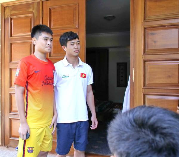 Những phút thư giãn, giải trí của Công Phượng và đồng tội tại ngôi nhà trong học viện. Ảnh: CLB HAGL.