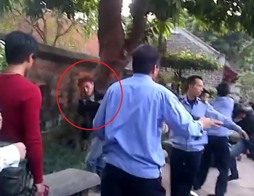 Hôm 15/11, trong ngày Văn Miếu Quốc Tử Giám, Hà Nội đông nghịt người, một vụ ẩu đả đã diễn ra giữa hai cậu thanh niên được cho là sinh viên đến chụp ảnh kỷ yếu gây rất nhiều phản cảm cho những người chứng kiến.