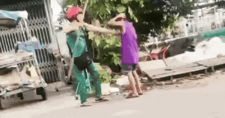 Cô ruột hành hung cháu trai dã man chỉ vì bán ế vé số