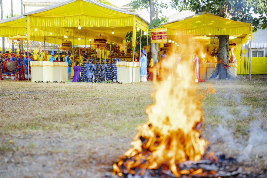 Theo tục lệ của người xưa, một đống lửa lớn được đốt trong khuôn viên đàn tế. Người Huế quan niệm, xưa kia nhiều người dân chạy giặc rớt xuống ao, hồ chết nước nên cần lửa để sưởi ấm. Ảnh: Đình Hoàng