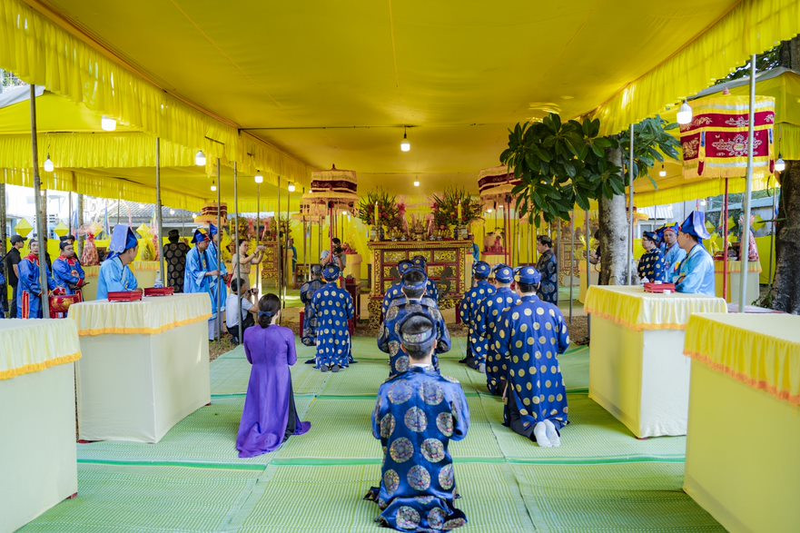 Sau lễ tế, đông đảo người dân địa phương đã vào dâng hương tại đàn âm hồn để tưởng nhớ nghĩa sĩ, đồng bào tử vong trong sự kiện thất thủ Kinh đô Huế.