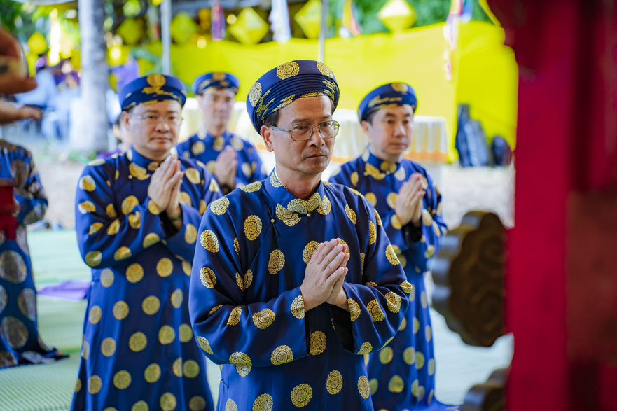 Từ năm 2018, lần đầu tiên lễ tế Đàn Âm Hồn được diễn ra đúng với nghi lễ của triều đình. Và đến nay, lễ tế được Trung tâm BTDT Cố đô Huế phục dựng bài bản với các nghi lễ chính theo nghi thức thời nhà Nguyễn dưới triều vua Duy Tân gồm lễ quán tẩy (rửa tay), lễ thượng hương (dâng hương), lễ hiến tước (dâng rượu); lễ phẩm tại lễ tế gồm đủ tam sanh, giấy tiền, vàng mã. Ảnh: Đình Hoàng