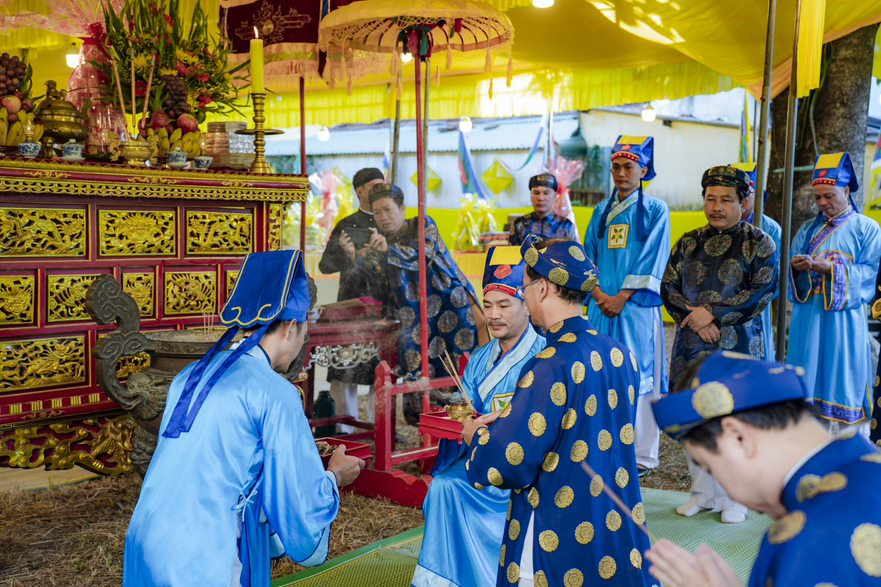 Theo đó, lễ tế được tổ chức với lễ vật gồm trâu, dê, lợn, cháo hoa, ngô… cùng đầy đủ các bài vị của Thổ công (thần đất), bài vị của nam phụ lão ấu, binh sĩ…