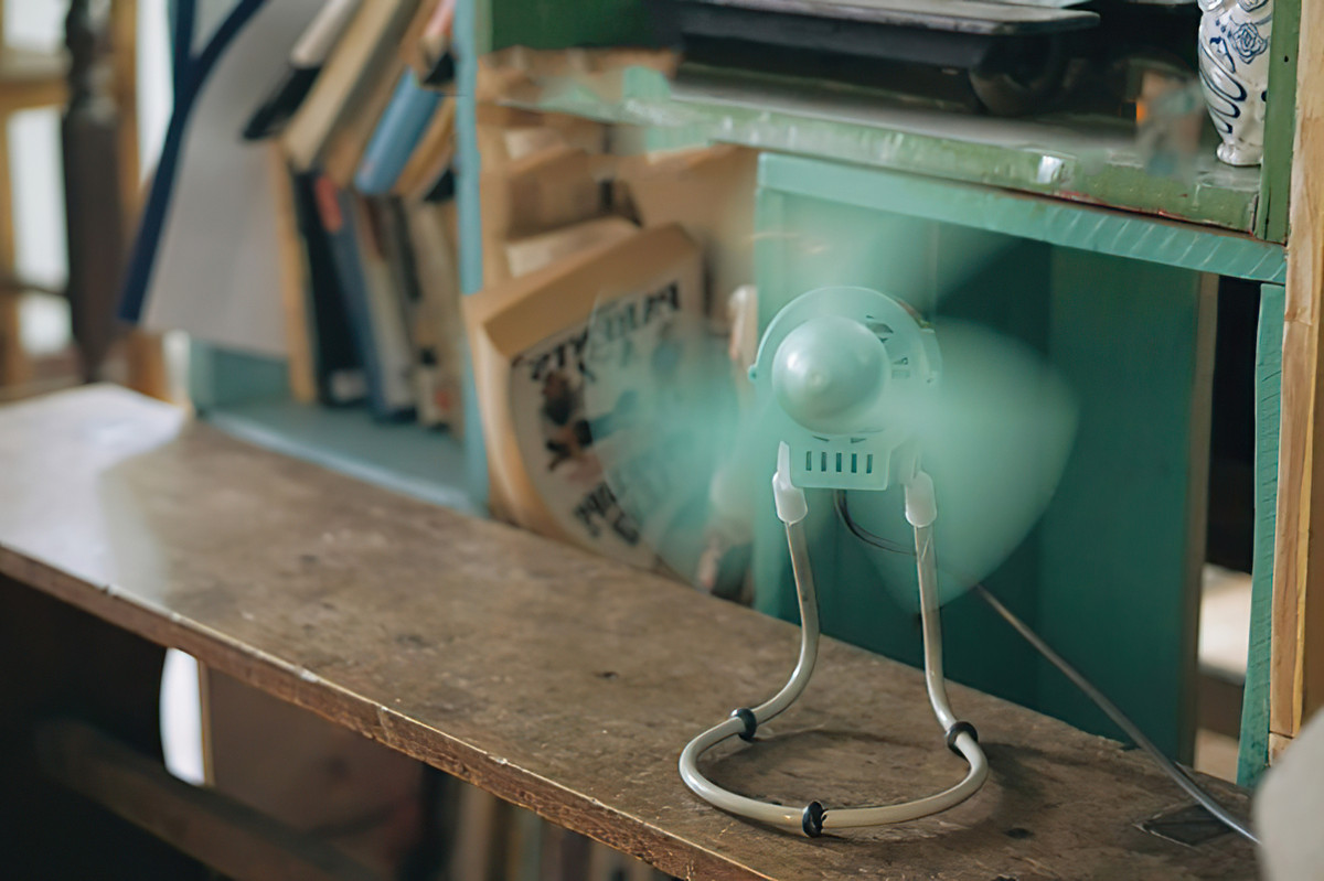 Trong điều kiện khó khăn của nền kinh tế, quạt con cóc đã trở thành một tài sản quý giá của các gia đình Việt Nam thời bao cấp.