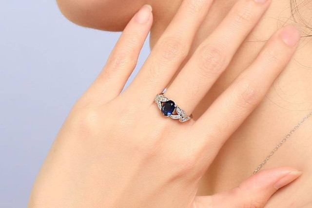 Ý nghĩa phong thủy các ngón tay đeo nhẫn cho nam và nữ - Hình 4 Y nghia phong thuy cac ngon tay deo nhan cho nam va nu-Hinh-4