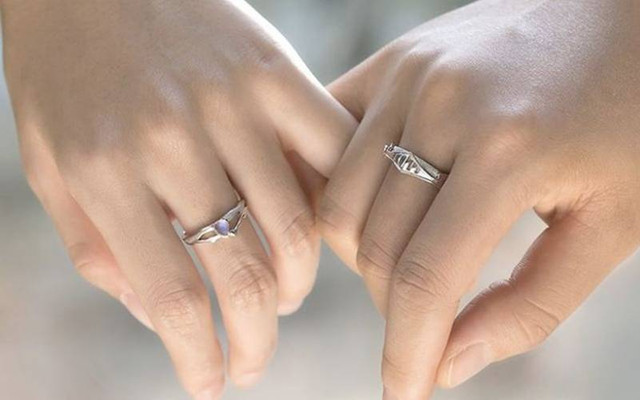 Ý nghĩa phong thủy các ngón tay đeo nhẫn cho nam và nữ - Hình 2 Y nghia phong thuy cac ngon tay deo nhan cho nam va nu-Hinh-2