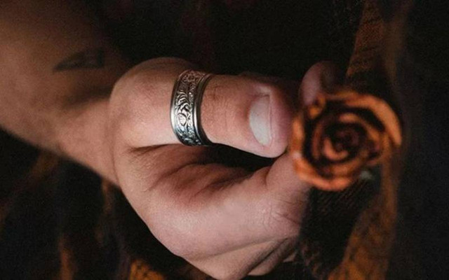 Ý nghĩa phong thủy các ngón tay đeo nhẫn cho nam và nữ - Hình 3 Y nghia phong thuy cac ngon tay deo nhan cho nam va nu-Hinh-3