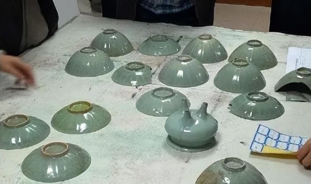 Quả bom khổng lồ dài 1m, giật mình kho báu khủng bên trong - Hình 4 Qua bom khong lo dai 1m, giat minh kho bau khung ben trong-Hinh-4
