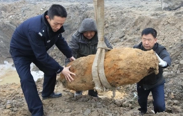 Quả bom khổng lồ dài 1m, giật mình kho báu khủng bên trong - Hình 2 Qua bom khong lo dai 1m, giat minh kho bau khung ben trong-Hinh-2