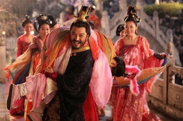 Bị chê già, sủng phi liền lấy chăn đè hoàng đế ngạt thở - Hình 2 Bi che gia, sung phi lien lay chan de hoang de ngat tho-Hinh-2