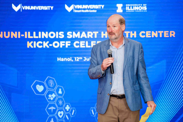 GS Philippe H Geubelle, Phó Viện Trưởng, Trường Kỹ thuật Grainger, UIUC phát biểu tại buổi lễ khai trương Trung tâm Nghiên cứu Sức khỏe Thông minh VinUni-Illinois. a4.jpg