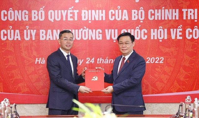 Chủ tịch Quốc hội Vương Đình Huệ dự hội nghị và trao quyết định cho ông Ngô Văn Tuấn. kiem-toan.jpg