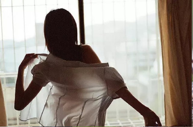 Tình cờ vào phòng đúng lúc vợ thay đồ, trong tôi đã dấy lên nghi ngờ vợ có gì đó đang lừa dối tôi. Ảnh minh họa. vet-xuoc.png