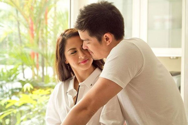 Một người bạn tôi đã gửi cho tôi những tấm ảnh chồng tình tứ cùng một người phụ nữ ở quán ăn ven biển. Tôi như chết lặng. Ảnh minh họa noi-doi-cong-tac.jpg