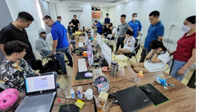 Lực lượng công an bắt giữ các đối tượng có liên quan cùng tang vật vụ án. bat-giu.png