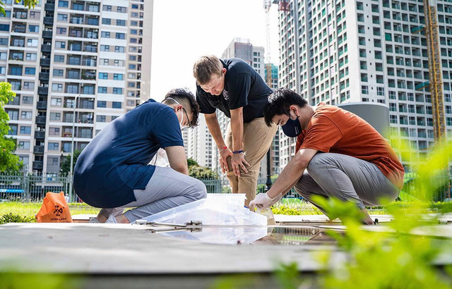 Sinh viên VinUni tham gia dự án nghiên cứu về Giám sát dịch tễ nước thải ở Việt Nam của Trung tâm Nghiên cứu Sức khỏe thông minh VinUni-Illinois. vinuni-1.jpg