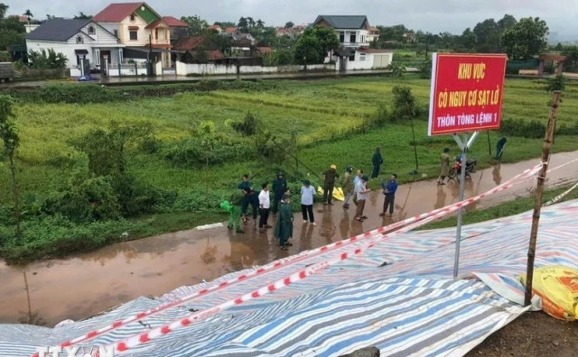 Hà Nội ban bố tình trạng khẩn cấp sạt lở đê hữu Đà, hữu Hồng Ha Noi ban bo tinh trang khan cap sat lo de huu Da, huu Hong