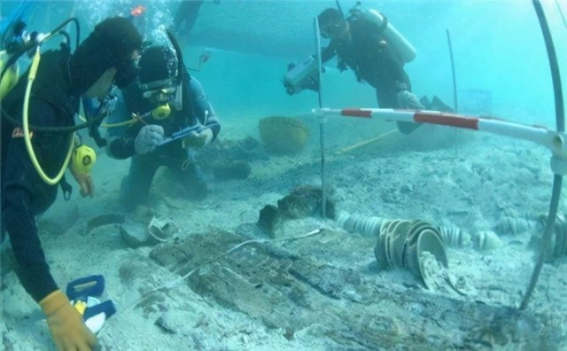 1.600 tấn vàng dưới đáy hồ Baikal, tại sao không ai dám vớt? 1.600 tan vang duoi day ho Baikal, tai sao khong ai dam vot?