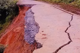 Đường vào nhiều bản làng ở Thanh Hóa bị "xé toạc" dài hơn 100m