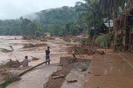 Người dân lặng nhìn tài sản bị cuốn trôi.