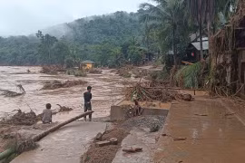 Người dân lặng nhìn tài sản bị cuốn trôi.