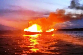 Tàu cá bất ngờ bốc cháy rồi chìm, 55 thuyền viên phải nhảy xuống biển