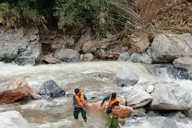 Nước lớn ở thượng nguồn đột ngột đổ về, 5 em nhỏ tắm sông bị cuốn trôi
