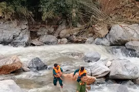 Nước lớn ở thượng nguồn đột ngột đổ về, 5 em nhỏ tắm sông bị cuốn trôi