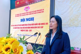 Ứng cử viên ĐBQH hội khóa XVI Vũ Thị Lan Anh tiếp xúc cử tri tại Nghệ An