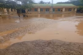 Lũ quét bất ngờ tràn về xã nằm trong lòng hồ thủy điện Bản Vẽ