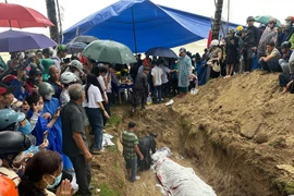 Hàng trăm người đội mưa đến xem nghi lễ chôn cất cá Ông ở Đà Nẵng