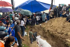 Hàng trăm người đội mưa đến xem nghi lễ chôn cất cá Ông ở Đà Nẵng