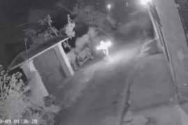 Truy tìm đối tượng ném vật nghi 'bom xăng' vào cổng nhà dân rồi bỏ trốn