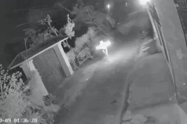 Truy tìm đối tượng ném vật nghi 'bom xăng' vào cổng nhà dân rồi bỏ trốn