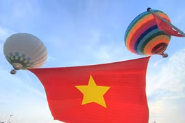 Đại kỳ Tổ quốc bay phấp phới trên quê hương Bác