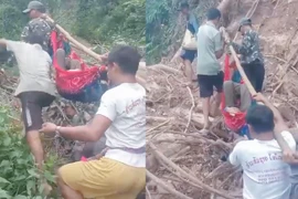 Lội suối, băng rừng gánh cụ bà 75 tuối ở Nghệ An đi cấp cứu